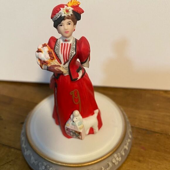 AVON PRESIDENTS CLUB MRS PFE ALBEE  (2) DOMED PORCELAIN MINI FIGURINE, 1996/1997 - Picture 6 of 11